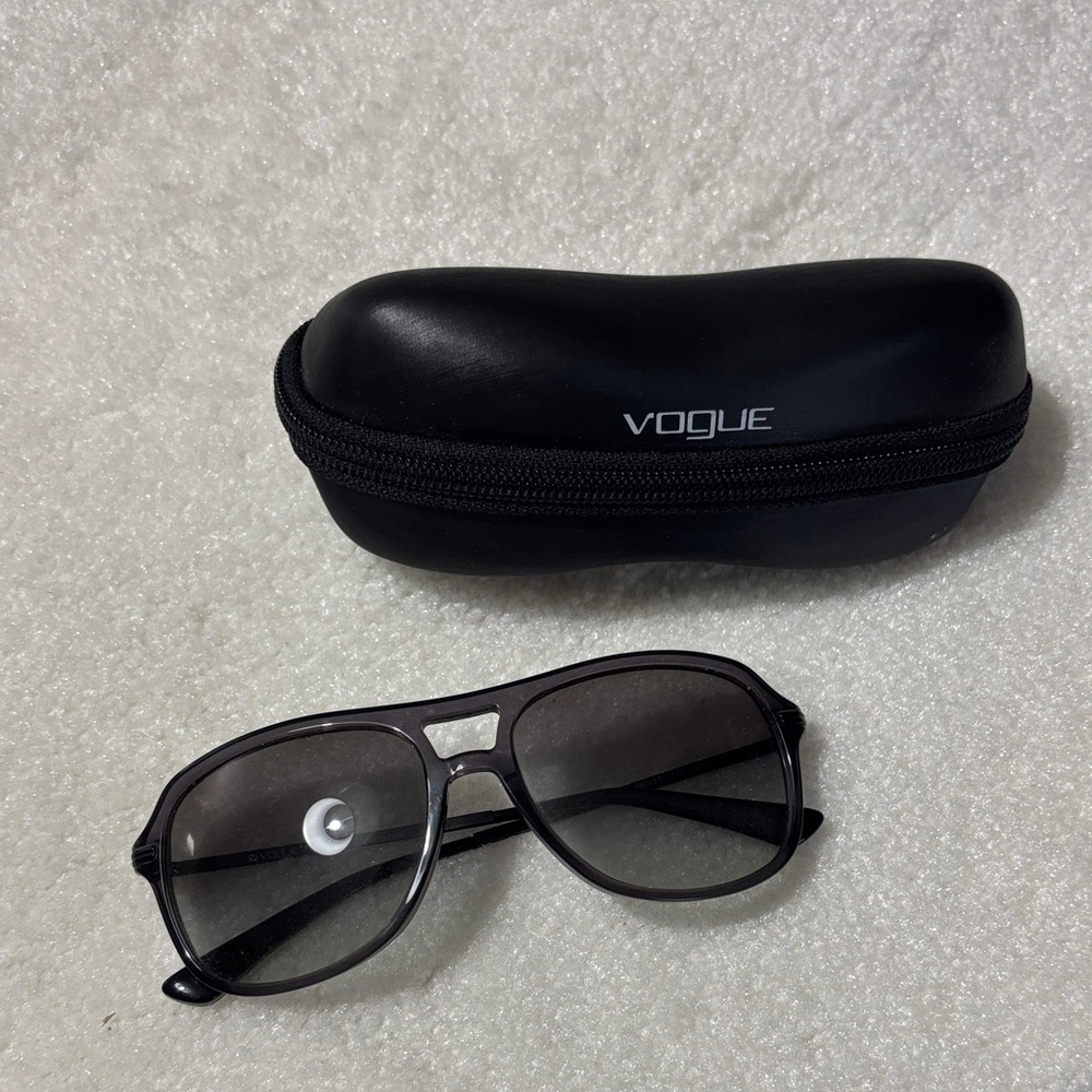 Vogue Black Aviator Eyewear with Case